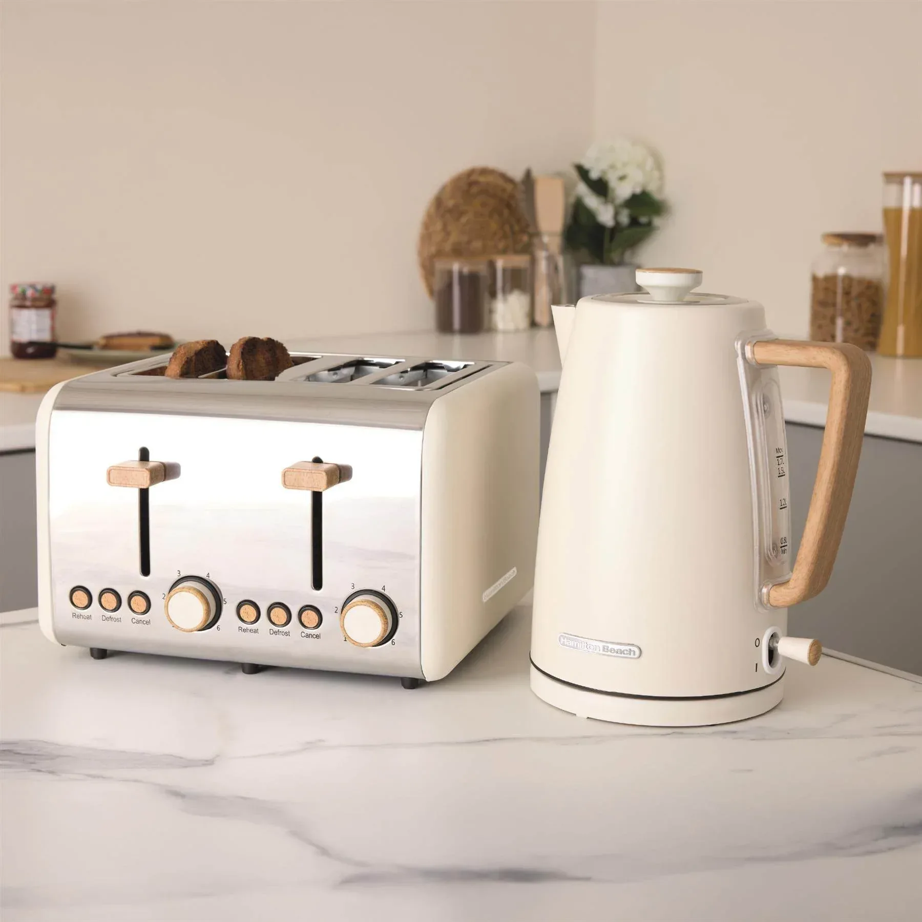 Hamilton Beach Scandi 4 Slice Toaster - Matte Cream with Wood Effect - Image 3
